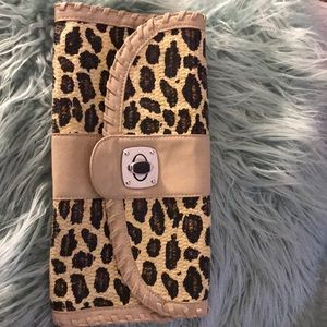 Leopard clutch